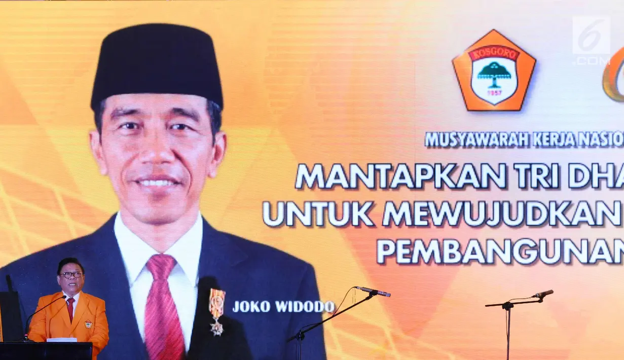 Ketua Umum Kosgoro 1957 Agung Laksono memberi sambutan jelang dibukanya Mukernas Kosgoro 1957 di Jakarta, Selasa (12/12). Acara pembukaan juga dihadiri Plt Ketua DPP Partai Golkar, Idrus Marham. (Liputan6.com/Helmi Fithriansyah)