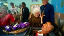 Divaldo Aguiar menjulurkan lidah saat difoto didalam peti matinya selama festival Burial of Pachencho di Santiago de Las Vegas, Kuba (5/2). Dalam tradisi ini akan dipilih beberapa orang sukarelawan untuk dikubur hidup-hidup. (AP Photo/Ramon Espinosa)