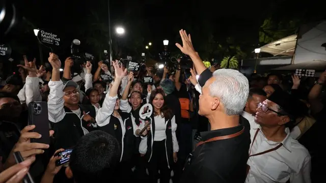 Salam Metal! Menang Total! Teriakan dukungan langsung bergema di kantor KPU Jakarta saat Capres 2024 Ganjar Pranowo mengangkat nomor urut tiga, Selasa (14/11) (Istimewa)