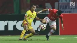 Penyerang Persija, Bambang Pamungkas (kanan) berebut bola dengan pemain Bhayangkara FC pada laga penutup Liga 1 Indonesia di Stadion Patriot Candrabhaga, Bekasi, Minggu (12/11). Persija unggul 2-1. (Liputan6.com/Helmi Fithriansyah)