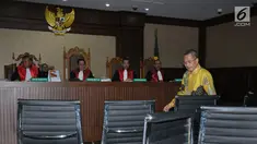 Terdakwa penerima suap, Sudiwardono jelang menjalani sidang putusan di Pengadilan Tipikor, Jakarta, Rabu (6/6). Mantan Ketua Pengadilan Tinggi Manado ini dinyatakan bersalah, dihukum enam tahun penjara, denda Rp 300 juta. (Liputan6.com/Helmi Fithriansyah)