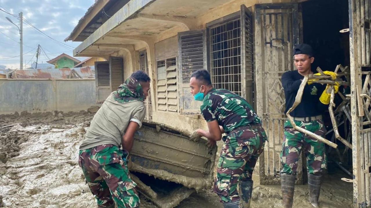 FOTO: Aksi Cepat Prajurit TNI AD Pulihkan Kantor MPD Kuala Simpang
