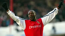 Selebrasi bek Arsenal, Lauren setelah mencetak gol ke gawang Fulham pada laga Liga Inggris 2001/2002 di Highbury Stadium, London (23/2/2002). Gelar Liga Inggris pertama diraih Lauren pada musim keduanya 2001/2002 di mana ia total tampil dalam 27 laga di Liga Inggris. Sementara gelar kedua diraihnya pada musim 2003/2004 dengan tak terkalahkan, di mana ia tampil dalam total 32 laga di Liga Inggris. (AFP/Odd Andersen)