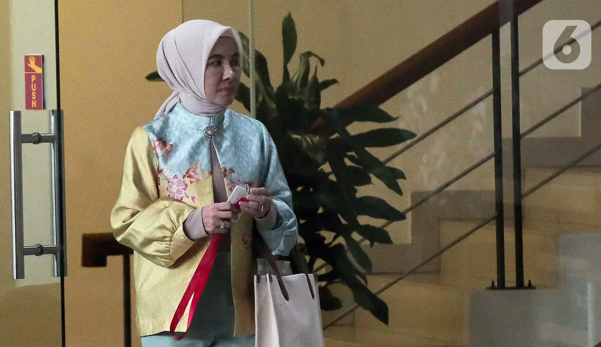 Mantan Direktur Utama PT Pertamina (Persero), Nicke Widyawati bersiap meninggalkan gedung Merah Putih Komisi Pemberantasan Korupsi (KPK) usai menjalani pemeriksaan, Jakarta, Senin (17/3/2025). (pendapatsaya.com/Herman Zakharia)