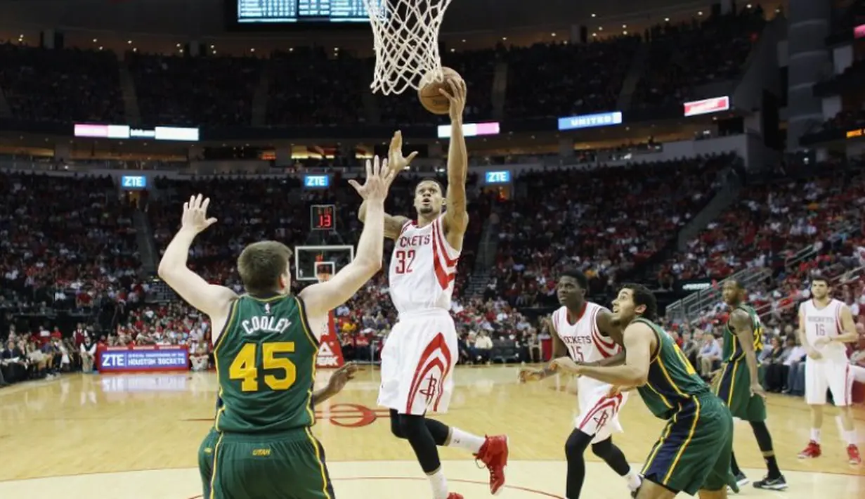 Bertandang ke markas Utah Jazz di Toyota Center, Kamis (16/4/2015) pagi WIB, Rockets tampil gemilang. Bahkan, mereka berhasil unggul 65-35 di akhir kuarter kedua. (SCOTT HALLERAN/GETTY IMAGES NORTH AMERICA/AFP)