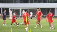 Elkan Baggott (kedua dari kanan), akhir kembali ke Timnas Indonesia. Baggott menjalani latihan di Stadion Madya, Jakarta, menjelang FIFA Series 2026, Kamis (26/3/2026). (Bola.com/Muhammad Iqbal Ichsan)
