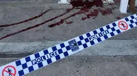 Cairan mirip darah yang berceceran di depan KJRI Sydney. ( Twitter / Mathew Woolfrey)
