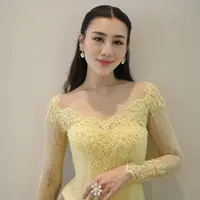 Pernikahan Tengku Nadira dan Teuku Aggasi tak hanya dipenuhi momen hangat dan sakral, tetapi juga parade gaya para tamu selebritas yang tampil elegan. [@aaliyah.massaid].