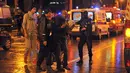 Keluarga korban berdatangan ke lokasi ledakan sebuah bus yang mengangkut pengawal Presiden Tunisia di Tunis, Selasa (24/11). Insiden yang diduga akibat serangan bom bunuh diri itu menewaskan 12 orang dan melukai 16 lainnya. (AFP PHOTO/Fethi Belaid)