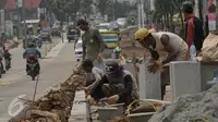 Pekerja saat menyelesaikan proyek rehabilitasi ruas jalan Ciputat-Pamulang, Tangerang Selatan, (28/1). Pemerintah Provinsi Banten akan melakukan rehab pada beberapa titik ruas jalan yang menghabiskan lebih dari Rp 21 miliar. (Liputan6.com/Faisal R Syam)