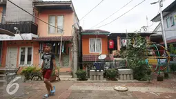 Seorang anak berjalan di Kampung Deret Petogogan, Jakarta Selatan, Selasa (12/7). Rencananya, rusun diperuntukan bagi warga relokasi bantaran kali dan kampung deret sebagai solusi penataan permukiman kumuh warga. (Liputan6.com/Immanuel Antonius)