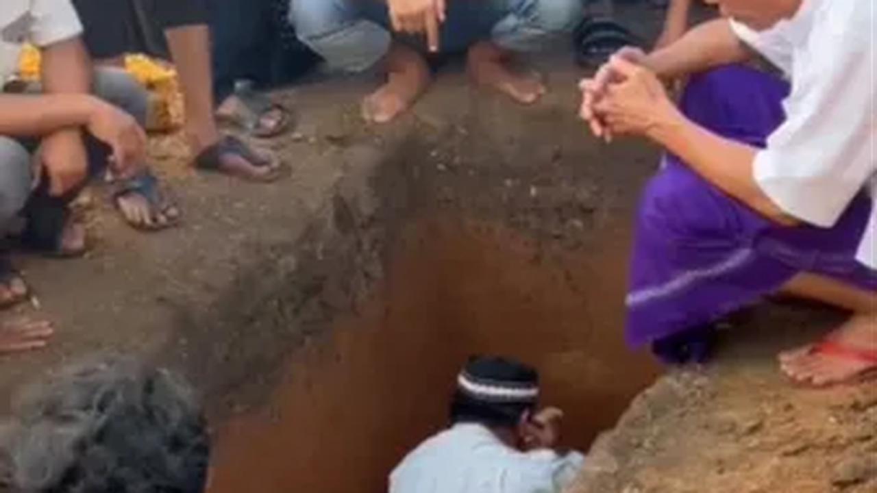"tapi Allah berkata lain Allah lebih sayang Ayahh, terima kasih sudah berjuang sakit selama awal Atu masuk kuliahh hingga hari H Atu di wisuda😢," kata Pitri melalui keterangan video yang diunggahnya. <br>