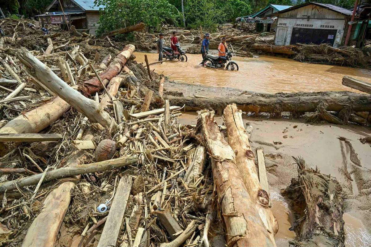 FOTO: Wilayah Masih Tergenang, Situasi Paska Banjir Bandang  di Tapanuli Tengah Belum Pulih
