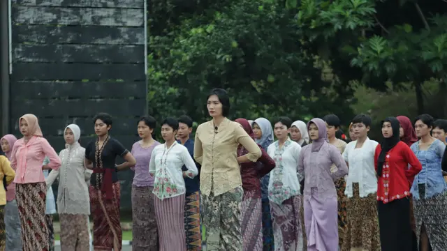 Semarak Hari Kartini 2025, Sepolwan Lemdiklat Polri menggelar Upacara Pola Pengasuhan Berkebaya dan Defile Kebaya Sepolwan Kepada Serdik Sepolwan Angkatan 57 di Lapangan Sepolwan, Ciputat.