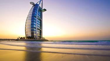 Burj Al Arab, salah satu hotel terbesar di Dubai. Source: Pixabay