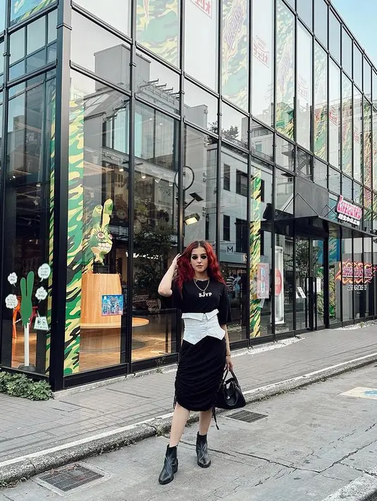 Memilih tema monochrome, Tasya Farasya tampil keren dengan kaos dan rok berwarna hitam dan obi belt putih. [instagram/tasyafarasya]