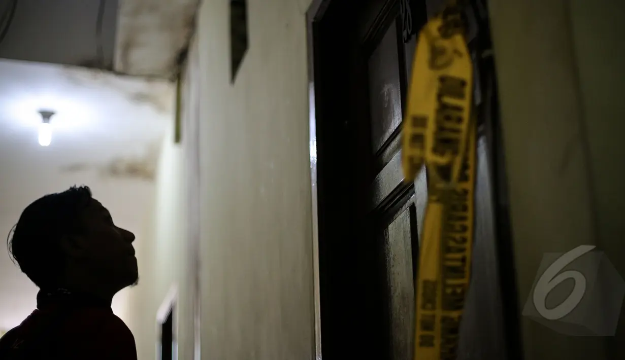 Pintu kamar kos tempat terbunuhnya Deudeuh Alfisahrin telah diberi garis polisi, Jakarta, Rabu (15/4/2015). Rumah kos Boarding House di kawasan Tebet tampak sepi pasca terbunuhnya Deudeuh. (Liputan6.com/Faizal Fanani)