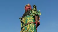 Patung Dewa perang Guan Yu yang berada di Tuban, Jawa Timur di tutup kain putih usai menuai polemik di masyarakat