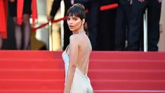 Aktris dan model Emily Ratajkowski berpose saat menghadiri pemutaran film 'Ismael's Ghosts' (Les Fantomes d'Ismael) saat pembukaan Festival Film Cannes ke-70 di Cannes, Prancis (17/5). (AFP Photo/Alberto Pizzoli)