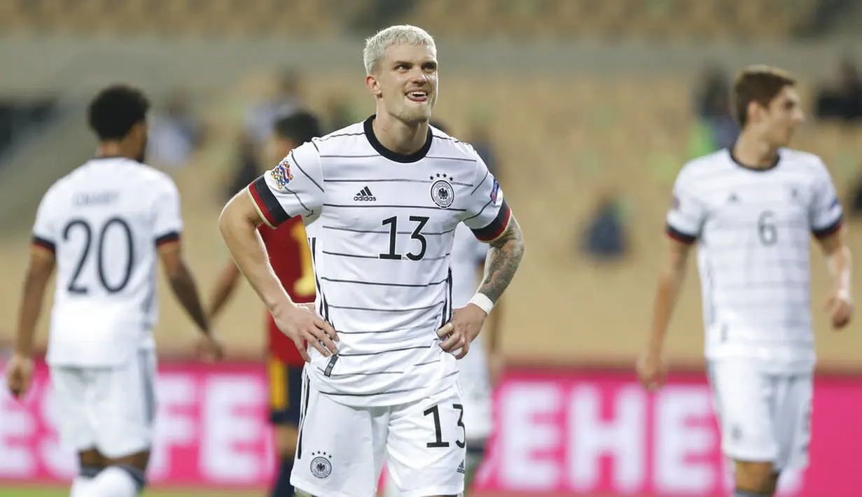 Pemain Jerman, Philipp Max, tampak lesu usai ditaklukkan Spanyol pada laga UEFA Nations League di Estadio Olimpico de Sevilla, Rabu (18/11/2020). Spanyol menang dengan skor 6-0. (AP/Miguel Morenatti)