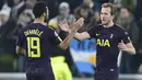 Harry Kane (kanan) merayakan gol bersama rekannya Mousa Dembele saat melawan Juventus pada laga 16 besar Liga Champions di The Allianz Stadium, Turin, (13/2/2018). Juventus bermain imbang 2-2 dengan Tottenham.  (AFP/Migul Medina)