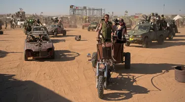Para peserta mengendarai kendaraan mereka selama Wasteland Weekend di Gurun Mojave, North Edwards, California, AS, Sabtu (28/9/2019). Sekitar 4.000 penggemar film Mad Max mengikuti festival ini. (Agustin Paullier/AFP)
