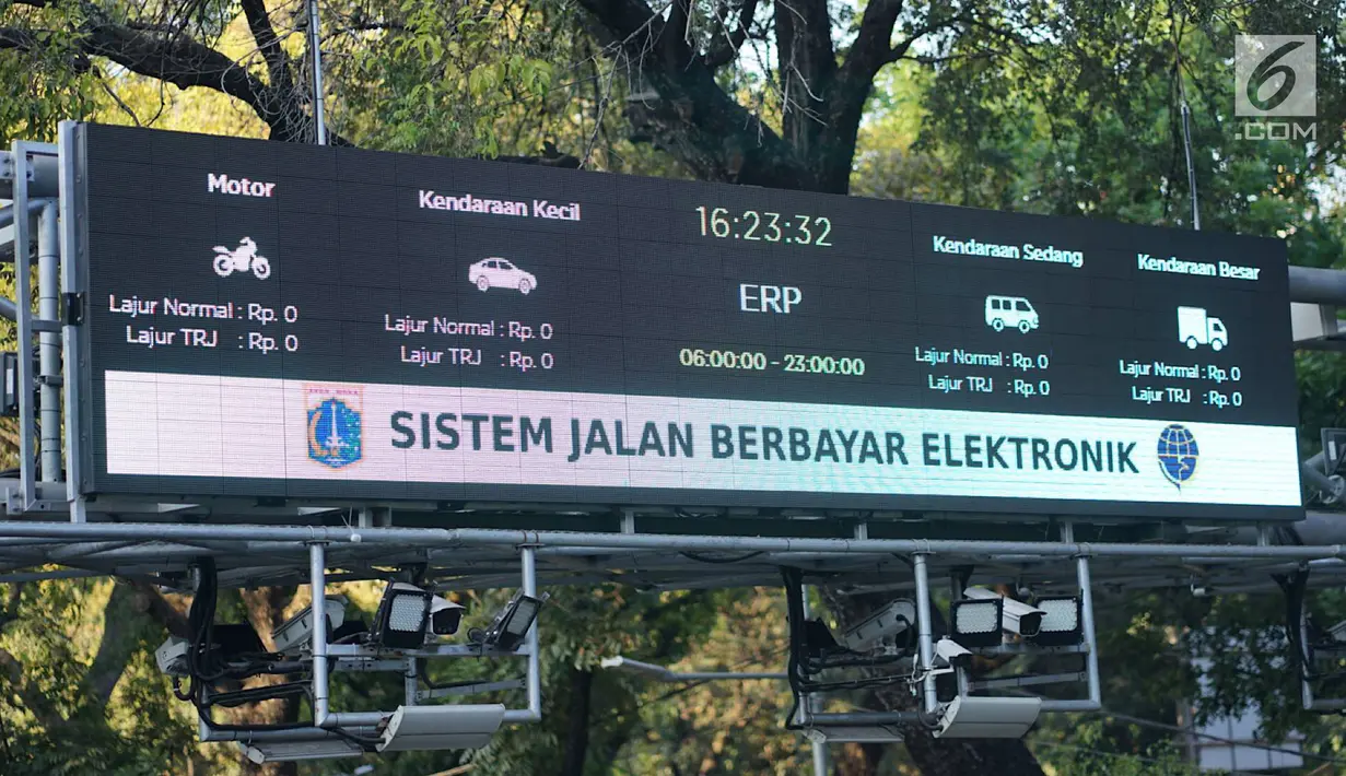 Mesin electronic road pricing (ERP) yang berada di Jalan Medan Merdeka Barat, Jakarta, Rabu (11/9/2019). Pemprov DKI Jakarta membatalkan proses lelang tender untuk jalan berbayar atau ERP setelah mendapatkan opini hukum dari Kejaksaan Agung RI. (Liputan6.com/Immanuel Antonius)