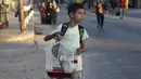 Memasuki hari kesepuluh perang antara Israel dan Hamas, ratusan anak dilaporkan tewas dan ribuan lainnya terluka. (Photo by MOHAMMED ABED / AFP)
