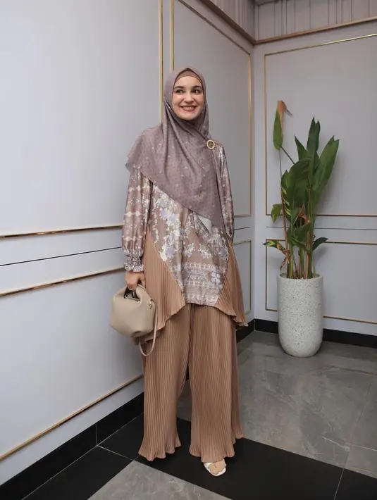 Tunik dengan kombinasi bahan satin dan plisket seperti yang dikenakan Shireen Sungkar juga beri kesan kasual dan elegan. Cocok untuk outfit bukber maupun lebaran hari ke-2! [@shibyshireen]