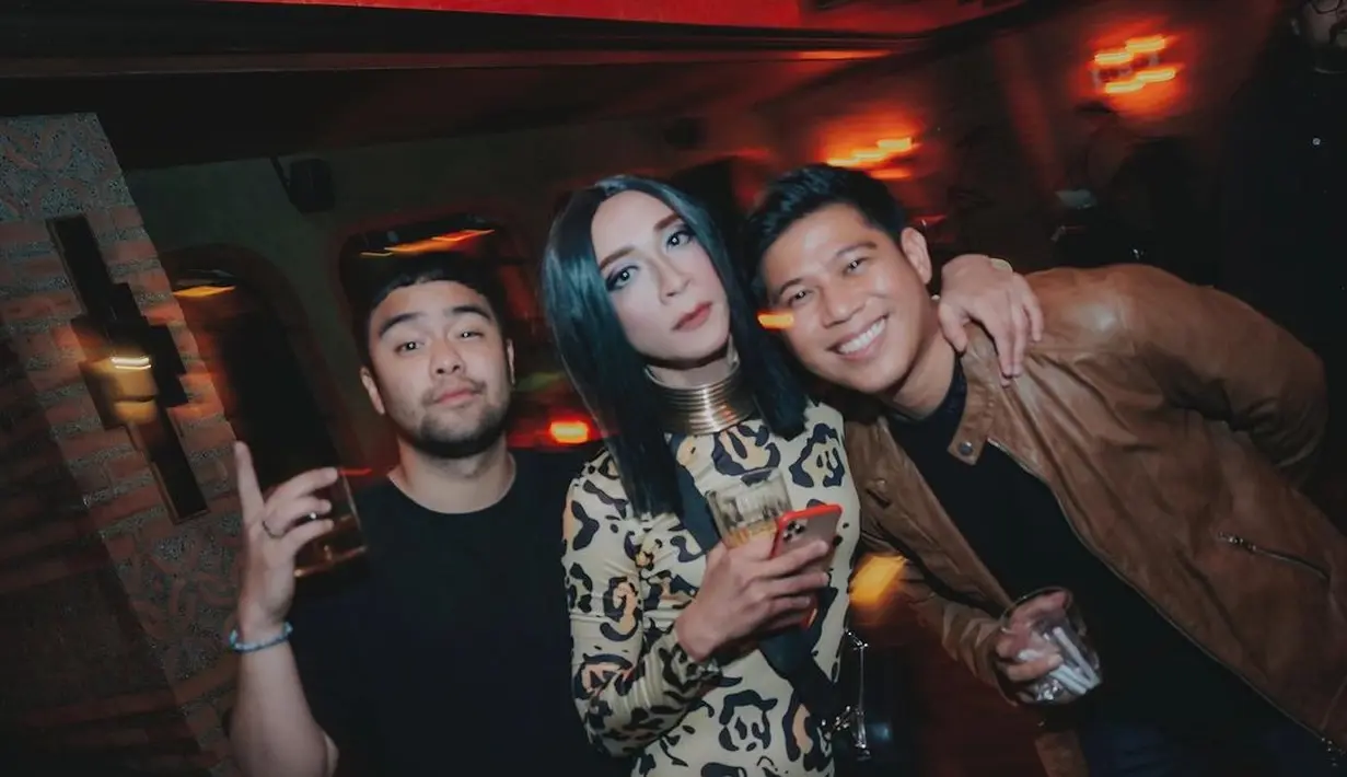 Personel RAN Nino Kayam juga memilih leather jacket warna cokelat saat menghadiri pesta ultah BCL (Foto: Instagram @amingisback)