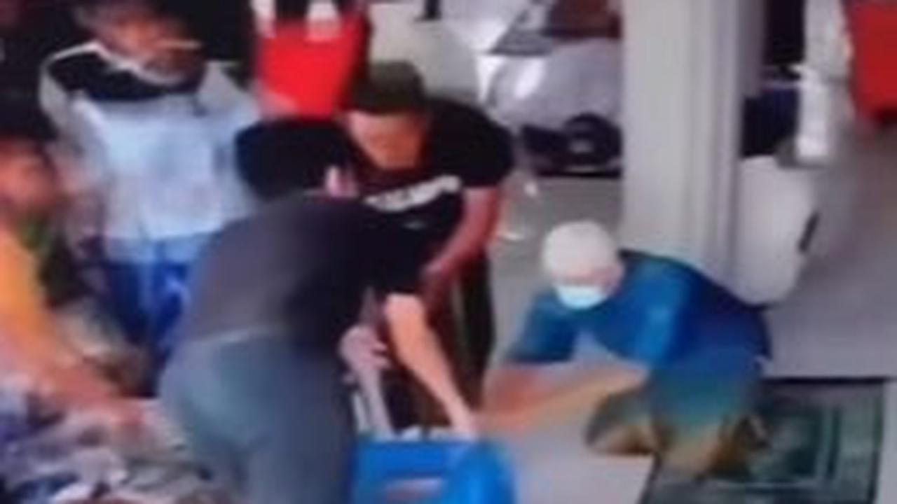 Viral Pria Rela Batal Sholat Demi Dapat Nasi Kotak di Masjid, Netizen Komen 'Mungkin Bapak itu Belum Makan dari SD