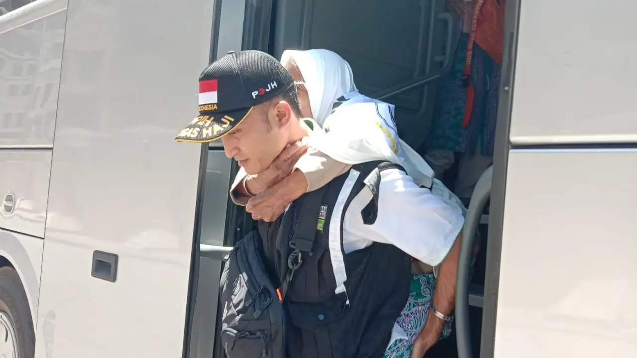 Petugas menggendong calon haji usia lanjut. (Kemenag RI)
