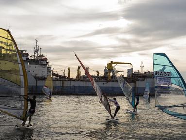 Sejumlah atlet layar berlatih saat pelatnas di Laut Jakarta, Kamis (24/5/2018). Cabang layar menargetkan dua medali emas pada Asian Games 2018. (Bola.com/Vitalis Yogi Trisna)