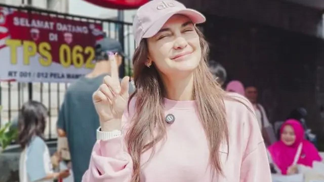 6 Model Rambut Panjang Bergelombang ala Luna Maya, Simpel Tapi Classy