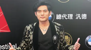 Penyanyi Taiwan, Jay Chou berpose di red carpet saat menghadiri 26th Golden Melody Awards di Taipei, Sabtu (27/6/2015). (REUTERS/Toby Chang)