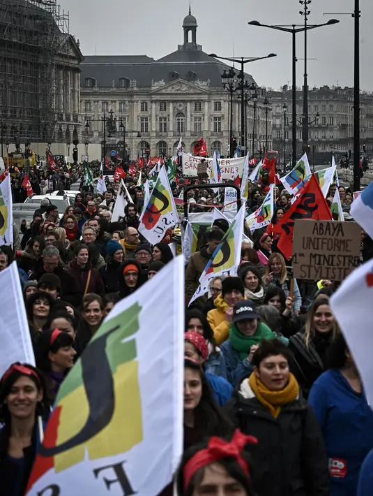 Media setempat melaporkan, para guru mogok mengajar di Paris dan beberapa kota lainnya tersebut atas seruan serikat pekerja pendidikan di Prancis. (Philippe LOPEZ/AFP)