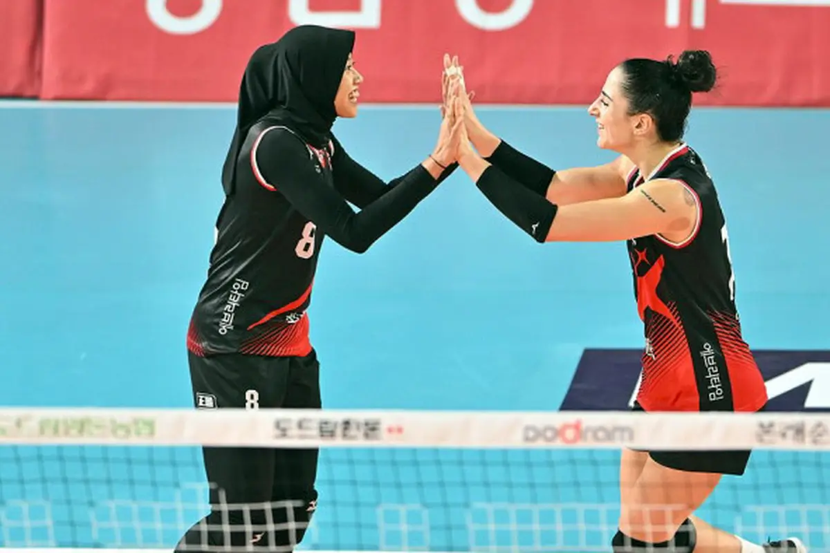 Foto: Ekspresi Kagum Giovanna Milana dan Rekan Satu Tim di Red Sparks Setelah Megawati Hangestri Tampil Menawan di Laga Perdana