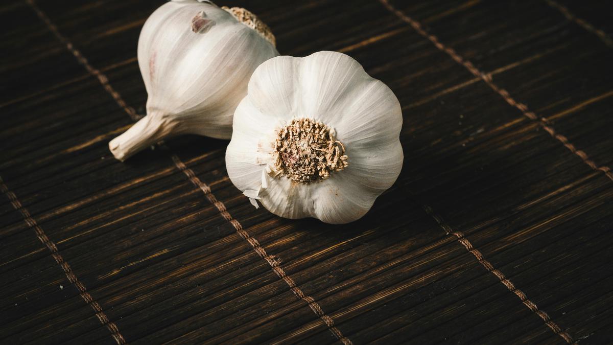 Cara Mengatasi Rambut Tipis dengan Bawang Putih dan Minyak Jarak, Dijamin Lebih Tebal