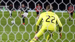 Penalti pemain Bayern Munich, Robert Lewandowski mengantarkan kemenangan timnya atas tuan rumah PSV Eindhoven pada laga grup D Liga Champions di PSV Stadium, Eindhoven, (01/11/2016). (REUTERS/Michael Kooren)