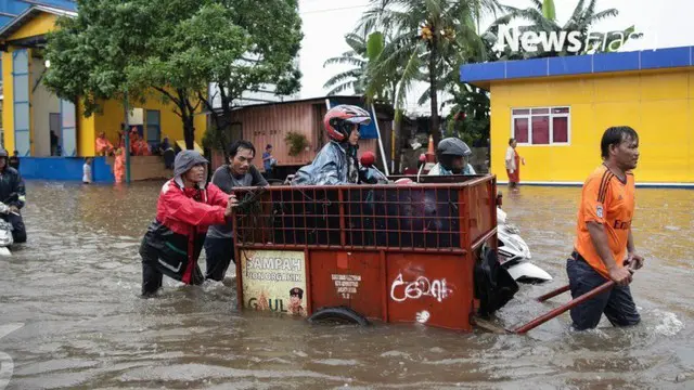 Luapan anak Kali Angke menyebabkan Jalan Raya KH Hasyim Ashari Ciledug terendam banjir antara 30 hingga 50 cm. Alhasil, akses dari Tangerang menuju Ciledug dan Jakarta Barat atau sebaliknya terputus.