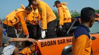 Tim SAR mengevakuasi jenazah seorang wisatawan yang tenggelam di Pantai Lemburpurwo, Kebumen, Jawa Tengah. (Liputan6.com/Edhie Prayitno Ige)