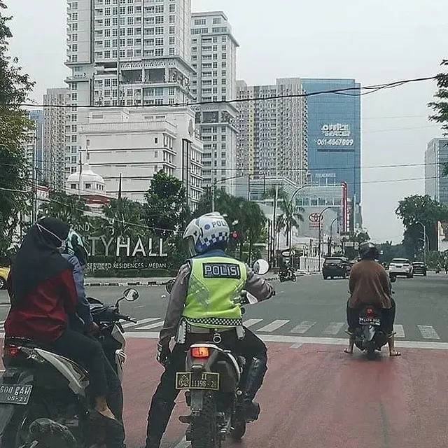 6 Aksi Polisi Tilang Pengendara yang Melanggar Ini Bikin Senyum