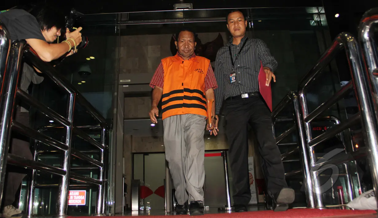 Tersangka korupsi Kepala Dinas Pertambangan dan Energi Pemerintah Provinsi Papua, Jannes Johan Karubaba meninggalkan Gedung KPK usai menjalani pemeriksaan, Jakarta, Rabu (11/3/2015). (Liputan6.com/Helmi Afandi)