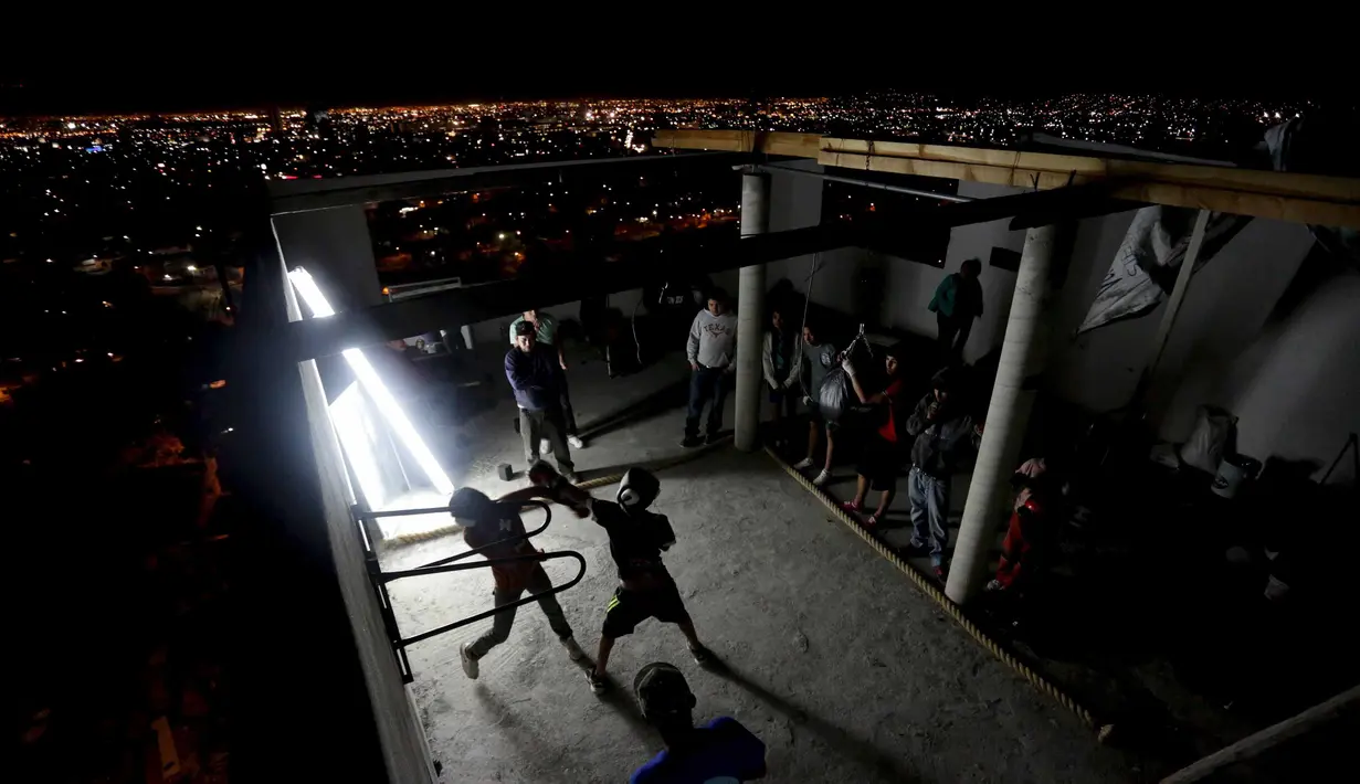 Warga berlatih Tinju diatas atap sebuah Apartemen, tempat ini juga digunakan sebagai Gym yang bertujuan untuk kegiatan sosial serta peningkatan taraf hidup warga setempat di Monterrey, Mexico (29/1/2016). (REUTERS/Daniel Becerril) 