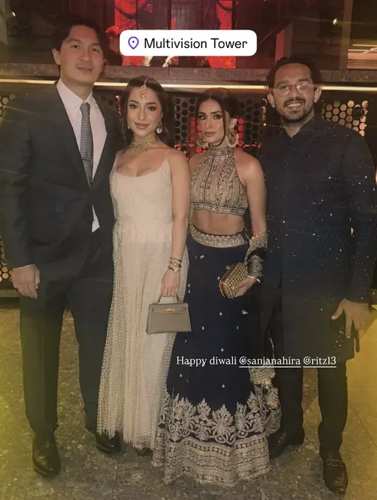 Nikita Willy tampik dengan long dress warna nude spaghetti strap. Ciri khas India terdapat pada aksesori yang dikenakan sepeti hiasan rambut patti lengkap dengan anting dan kalungnya. Ia pun membawa tas Hermes abu-abu. Serta jam tangan model ular dari Bvlgari. . [@nikitawillyofficial94]