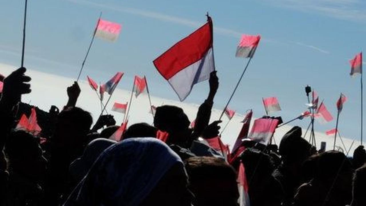 Menghias kampung dengan berbagai macam pernak-pernik, mengadakan bermacam lomba, dan kegiatan menarik lainnya.