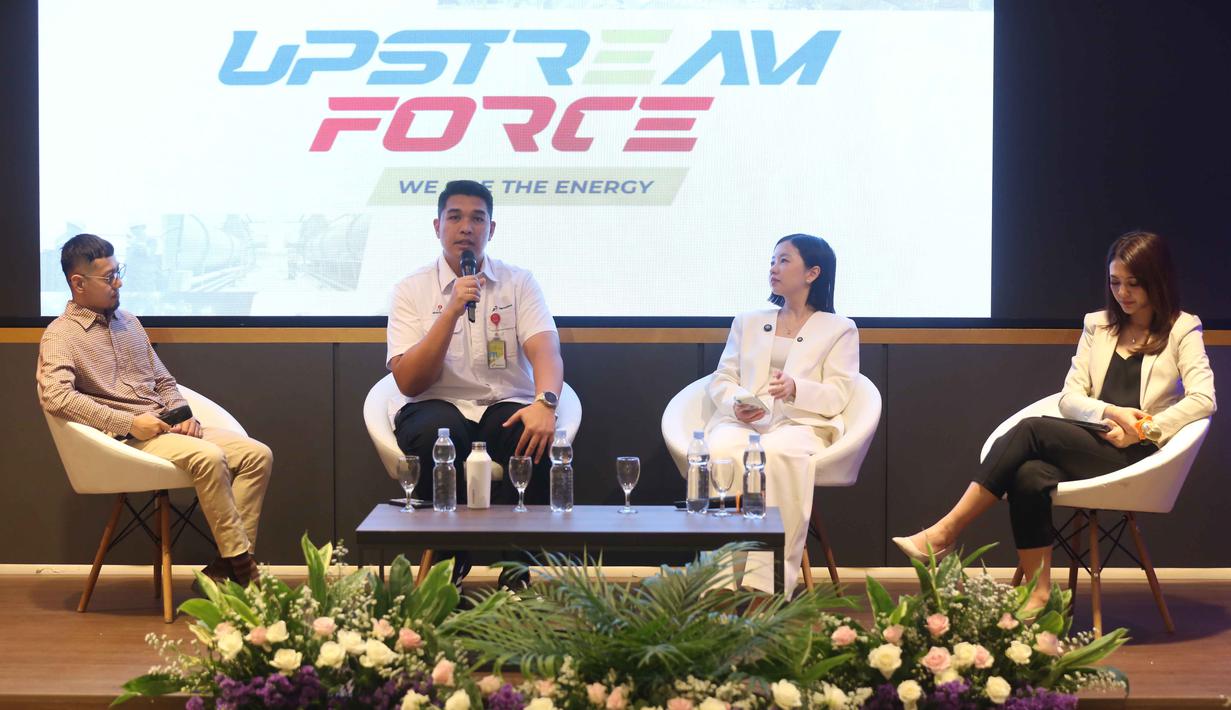 Upstream Champion, Donny Tigor Silitonga (kedua kiri), saat menjawab pertanyaan peserta Upstream Force We Are The Energy di Auditorium Lantai 2 Gedung Interdisciplinary Engineering Fakultas Teknik Universitas Indonesia (IDE FTUI), Depok, Jawa Barat, Selasa (4/11/2025). (Liputan6.com/Helmi Fithriansyah)