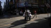 Seorang buruh menarik gerobak di pasar grosir di Kolombo, Sri Lanka, Minggu (26/6/2022). PM Ranil Wickremesinghe mengatakan kepada Parlemen bahwa Sri Lanka juga menghadapi situasi yang jauh lebih serius, serta memperingatkan "kemungkinan jatuh ke titik terendah." (AP Photo/Eranga Jayawardena)