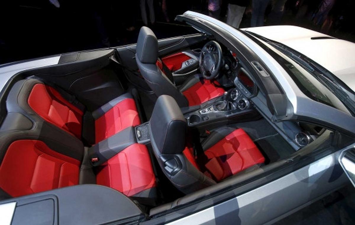Pesona Chevrolet Camaro 2016 dengan atap terbuka