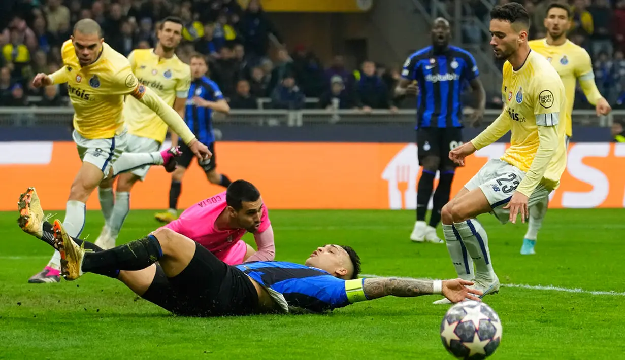 Pemain Inter Milan Lautaro Martinez (kanan) mencoba untuk mencapai bola saat melawan Porto pada pertandingan sepak bola leg pertama babak 16 besar Liga Champions di Stadion San Siro, Milan, Italia, 22 Februari 2023. Inter Milan mengalahkan Porto dengan skor 1-0. (AP Photo/Luca Bruno)